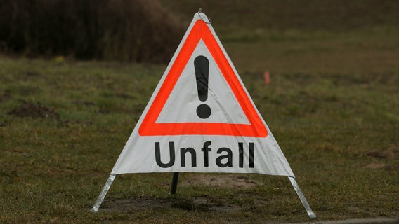 Ein Schild mit der Aufschrift "Unfall". © picture alliance/ZB Foto: Bernd Wüstneck