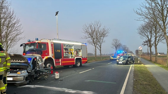 Zwei demolierte Autos stehen nach einem Unfall auf einer Bundesstraße. © Polizei Cuxhaven Foto: Polizei Cuxhaven