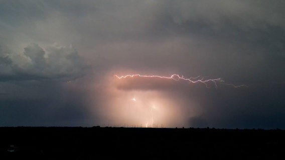 Blitze sind am Himmel über Aurich zu sehen. © NonstopNews 