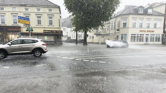 Autos fahren in Oldenburg bei Unwetter in Oldenburg über eine überschwemmte Straße. © NDR Foto: Mandy Mundt