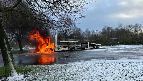 Auf einem Rasthof bei Uplengen brennt ein Lkw. © NonstopNews 