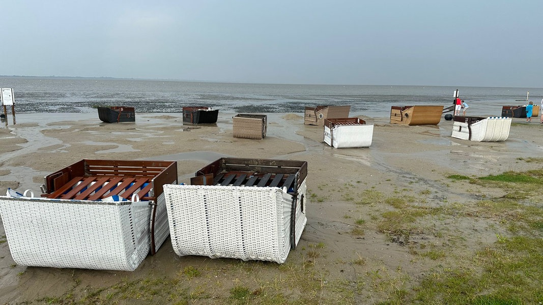 Umgefallene Strandkörbe liegen am Badestrand in Dangast.