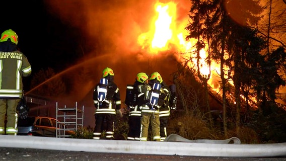 Feuerwehrleute vor einem brennenden Wohnhaus in Varel © Nord-West-Media TV 