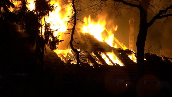 Ein brennendes Wohnhaus in Varel © Nord-West-Media TV 