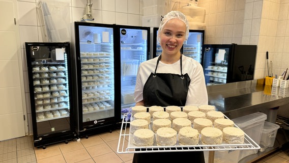 Anna Lessing hält ein Tablett mit veganem Käse. © NDR Foto: Pascal Klug