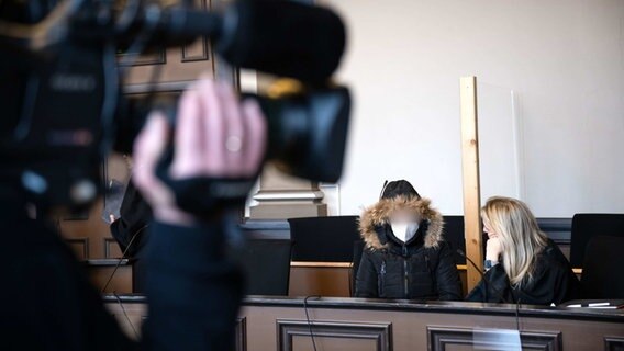 Die Angeklagte (li) spricht vor Prozessbeginn mit ihrer Anwältin Daniela Post (re). © picture alliance/dpa | Sina Schuldt Foto: Sina Schuldt