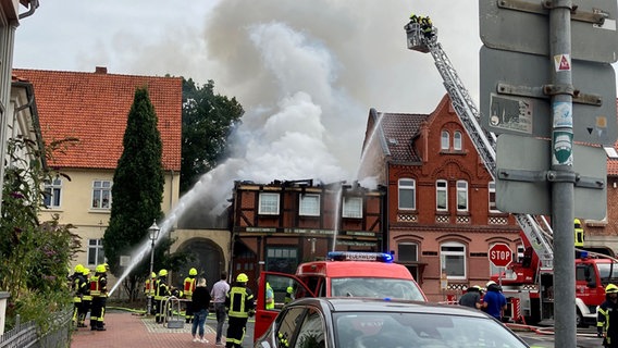 Die Feuerwehr löscht ein brennendes Gebäude in der Verdener Altstadt. © NDR Foto: Maren Momsen