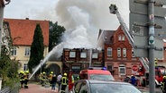 Die Feuerwehr löscht einen Brand in einer Gaststätte in der Verdener Altstadt. © NDR Foto: Maren Momsen