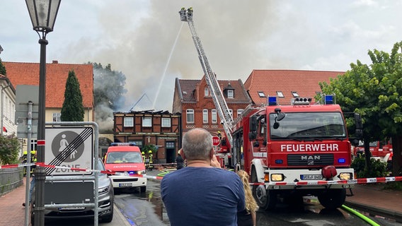 Die Feuerwehr löscht ein brennendes Gebäude in der Verdener Altstadt. © NDR Foto: Maren Momsen