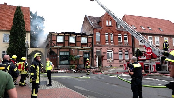 Einsatzkräfte der Feuerwehr löschen in der Innenstadt von Verden eine Gaststätte. © Nord-West.Media TV 