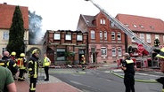 Einsatzkräfte der Feuerwehr löschen in der Innenstadt von Verden eine Gaststätte. © Nord-West.Media TV 