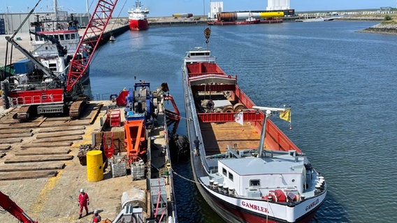 Die Stahlrollen aus der gesunkenen "Verity" werden verladen. © NDR Foto: Generaldirektion Wasserstraßen und Schifffahrt
