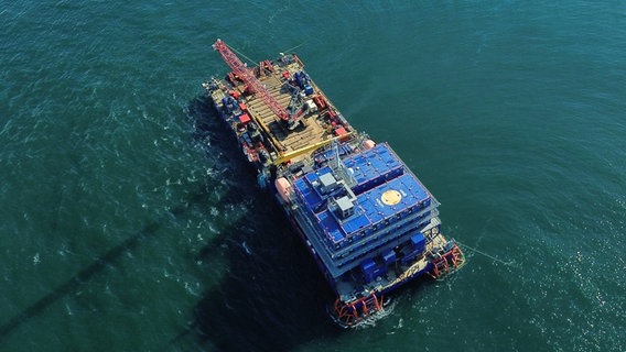 Für die Bergungsarbeiten an der gesunkenen «Verity» wurde eine Barge, ein flaches Schiff ohne eigenen Antrieb, genau über dem Wrack fixiert. © dpa-Bildfunk 