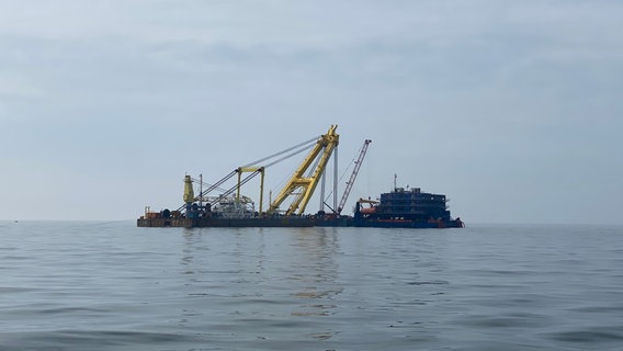 Ein Schwimmkran befindet sich auf einer Plattform in der Nordsee © NDR Foto: Peter Becker