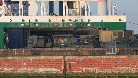 Zahlreiche Militärfahrzeuge, darunter auch Panzer, werden in Emden auf den britischen Militärtransporter "Anvil Point" verladen. © Lars Penning/dpa Foto: Lars Penning