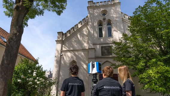 Drei Mitarbeitende der Kriminaltechnik stehen mit einem Messgerät vor der Synagoge in Oldenburg. © Polizeiinspektion Oldenburg-Stadt / Ammerland 