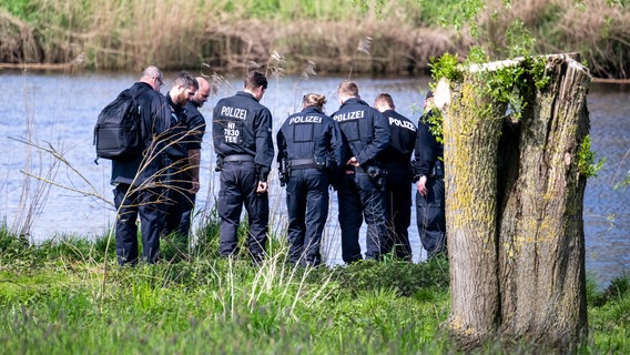 Einsatzkräfte der Polizei stehen am 29. April 2024 am Ufer der Oste. © picture alliance/dpa Foto: Sina Schuldt