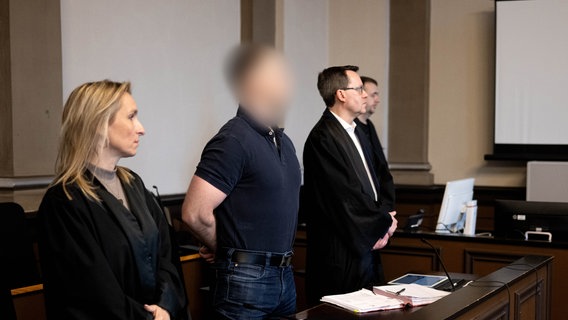 Verden: Ein Angeklagter steht neben seinen Verteidigern Daniela Post (l) und René Lancker (r) im Gerichtssaal vom Landgericht Verden. © dpa-Bildfunk Foto: Maren Momsen