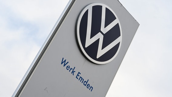 Das Logo von Volkswagen steht vor dem Eingang zum Werk Emden. © picture alliance / dpa Foto: Lars Penning