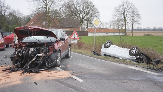 Zwei Pkw stehen nach einem Frontalzusammenstoß auf einer Bundesstraße bei Wagenfeld. © Nord-West-Media TV 