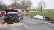 Zwei Pkw stehen nach einem Frontalzusammenstoß auf einer Bundesstraße bei Wagenfeld. © Nord-West-Media TV 