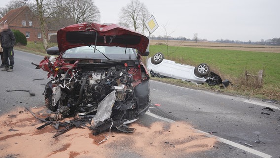 Zwei Pkw stehen nach einem Frontalzusammenstoß auf einer Bundesstraße bei Wagenfeld. © Nord-West-Media TV 