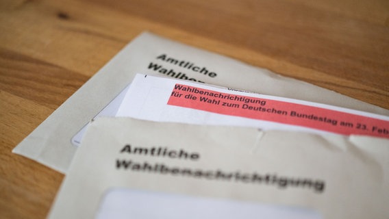 Zwei amtliche Wahlbenachrichtigungen für die Wahl zum Deutschen Bundestag am 23. Februar 2025 liegen auf einem Tisch. © picture alliance/dpa Foto: Marijan Murat