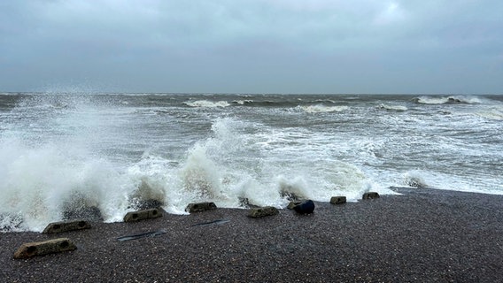 Starke Wellen am Deckwerk im Westen der Insel Wangerooge © NDR Foto: Olaf Kretschmer