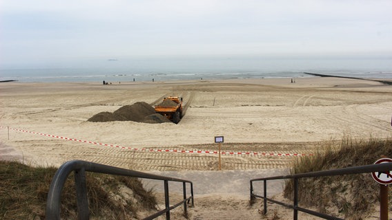 Am Strand von Wangerooge kippen Lkw Sand ab © Gemeinde- und Kurverwaltung Wangerooge 