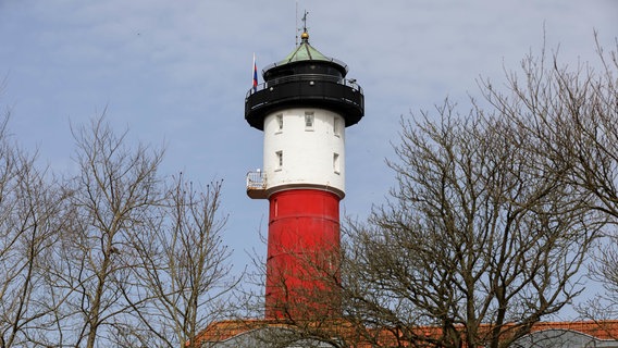 Ein Blick auf den alten Leuchtturm der Insel Wangerooge. © dpa-Bildfunk Foto: Mohssen Assanimoghaddam