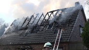 Die Feuerwehr löscht ein brennendes Wohnhaus in Wardenburg. © Nord-West-Media TV 