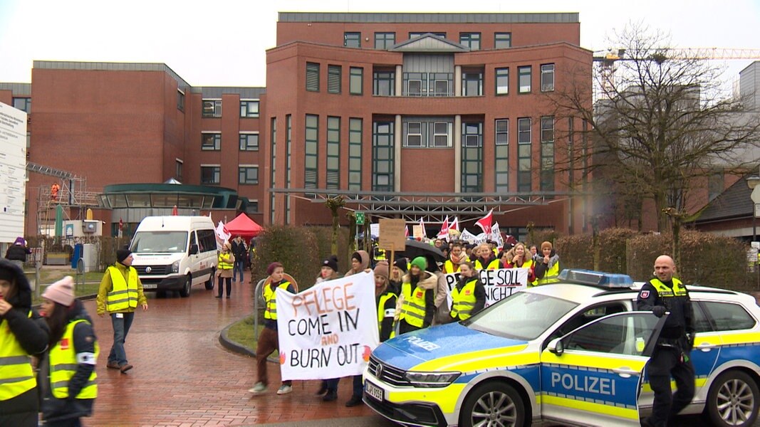 Warnstreik In Oldenburg: Klinikbeschäftigte Legen Arbeit Nieder | NDR ...