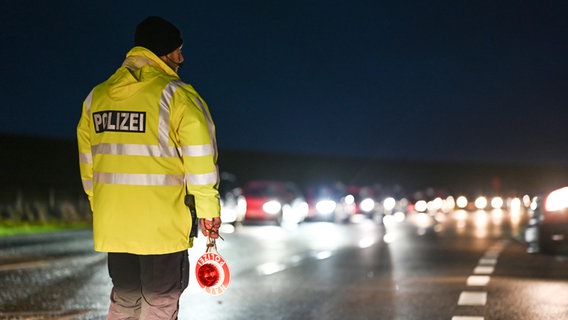 Leer: Ein Polizeibeamter regelt den Verkehr vor der Jann-Berghaus-Brücke über die Ems. © dpa-Bildfunk Foto: Lars Penning