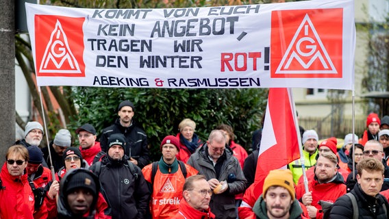 Beschäftigte verschiedener Unternehmen in Bremen und im Umland nehmen an einer Kundgebung der IG Metall teil. © Hauke-Christian Dittrich/dpa +++ dpa-Bildfunk Foto: Hauke-Christian Dittrich/