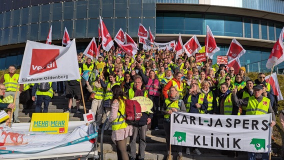 Angestellte der der Karl Japsers Klinik in Oldenburg streiken mit Fahnen und Transparenten. © NDR Foto: Christopher Haar