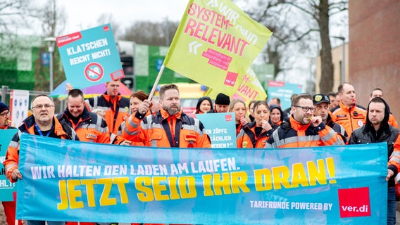 Employees in the rescue services of the districts of Ammerland, Aurich, Wesermarsch and Friesland march through the city during a demonstration.  © Christian Dittrich/dpa Photo: Christian Dittrich