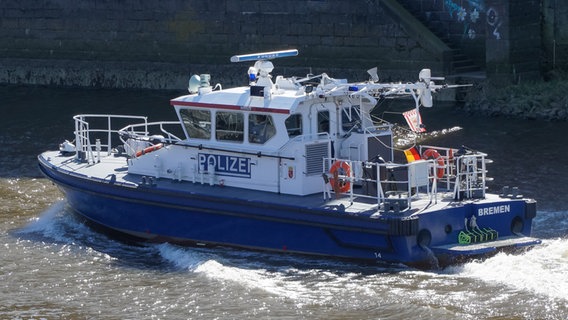 Ein Boot der Wasserschutzpolizei fährt Streife. © picture alliance/foto2press Foto: Oliver Baumgart