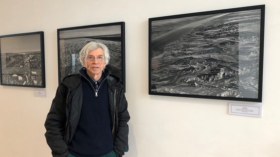 Uwe Wohlmacher präsentiert in der neuen Ausstellung seine Fotografien. © NDR Foto: Jutta Przygoda