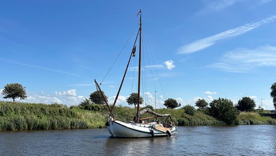 Bei "WattenSail" in Calorinensiel fährt ein Boot auf dem Wasser. © NDR Foto: Olaf Kretschmer