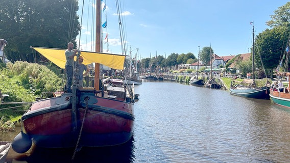 Bei "WattenSail" in Calorinensiel fotografieren Menschen von einem Boot aus. © NDR Foto: Olaf Kretschmer