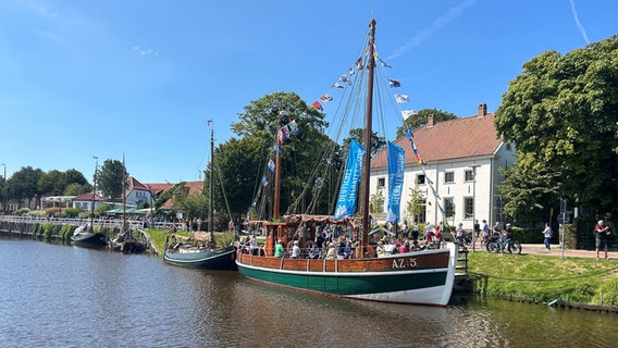 Bei "WattenSail" in Calorinensiel schwimmt ein Boot auf dem Wasser. © NDR Foto: Olaf Kretschmer