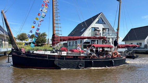 Bei "WattenSail" in Calorinensiel winken Menschen von einem Boot. © NDR Foto: Olaf Kretschmer