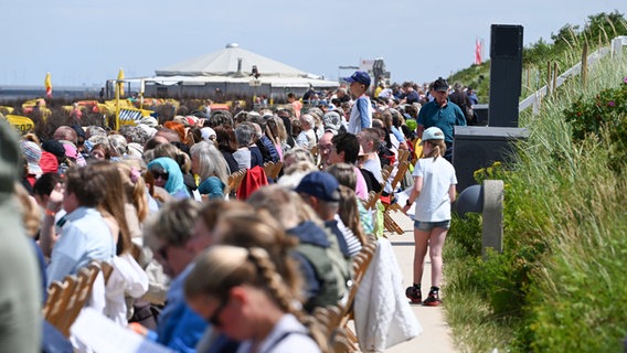 Zahlreiche Zuschauer verfolgen vom Strand in Duhnen das Wattrennen. © dpa Foto: Lars Penning