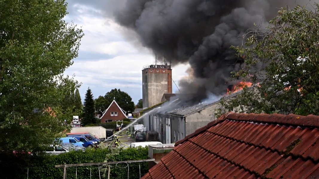 Werkstatt-Brand In Weener: Mitarbeiter Erleidet Rauchgasvergiftung ...