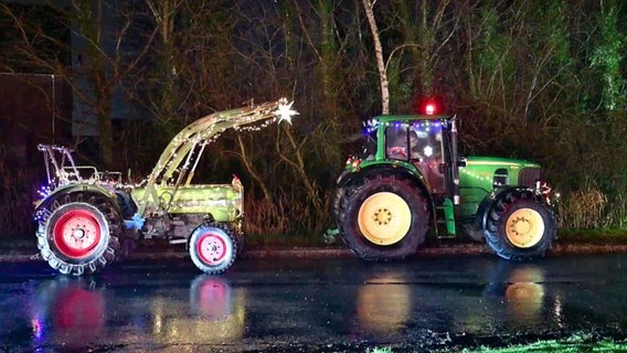 Auch Traktoren sind in Weener neben Lastwagen festlich mit Lichterketten geschmückt. © NonstopNews 