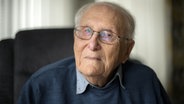 Albrecht Weinberg sitzt in seiner Wohnung in Ostfriesland. © Sina Schuldt/dpa Foto: Sina Schuldt/dpa