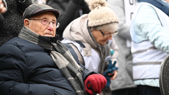 Leer: Der Holocaust-Überlebende Albrecht Weinberg (99) sitzt vor der Bühne und hört sich die Redebeiträge an bei der Demonstration gegen Rechtsextremismus und für Demokratie. © dpa-Bildfunk Foto: Lars Penning