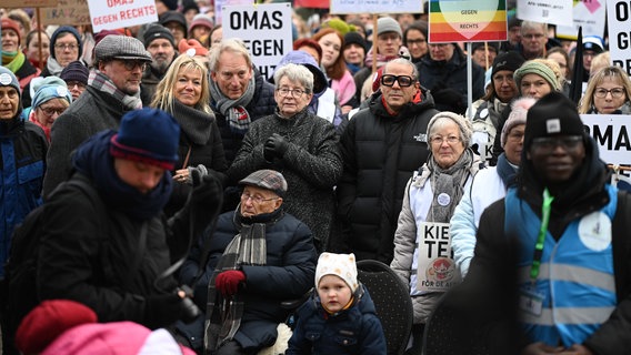 Leer: Der Holocaust-Überlebende Albrecht Weinberg (99) nimmt zusammen mit dem Mannheimer Fotograf Luigi Toscano (Mitte, r) an der Demonstration gegen Rechtsextremismus und für Demokratie teil. © dpa-Bildfunk Foto: Lars Penning