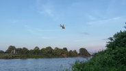 Ein Hubschrauber über der Weser. Hier ist offenbar ein Mann ertrunken. © NonstopNews 
