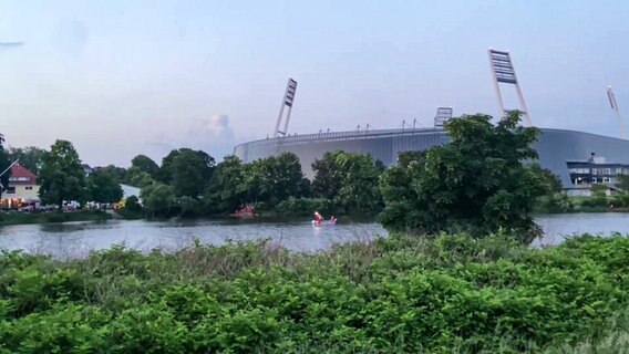 Ein Krankenwagen an der Weser in Bremen. Hier ist offenbar ein Mann ertrunken. © NonstopNews 